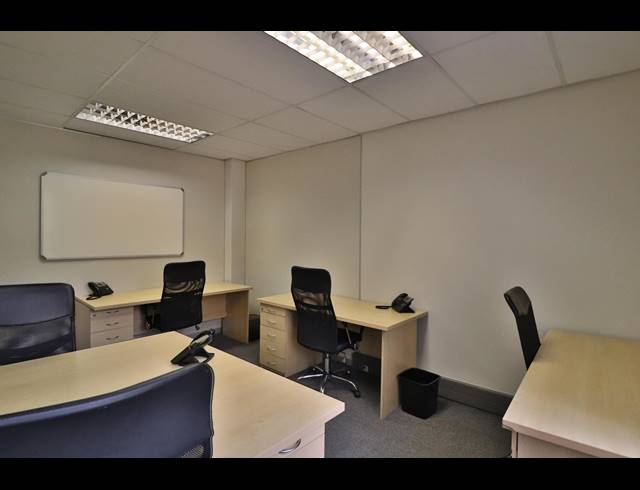 28M² SERVICED OFFICE TO LET IN FOURWAYS